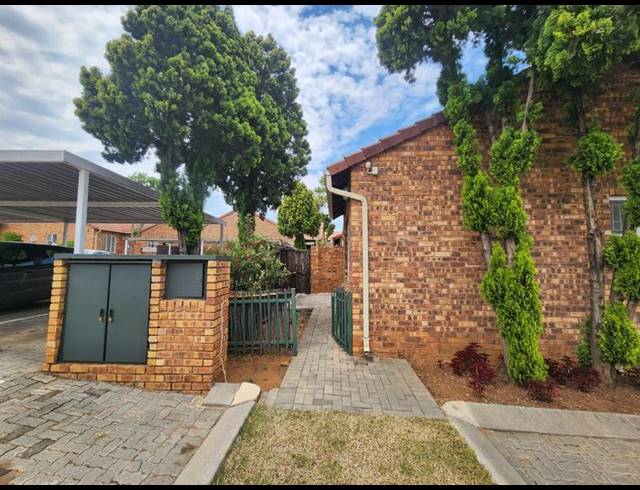 2 BEDROOM TOWNHOUSE FOR SALE IN ALLEN'S NEK